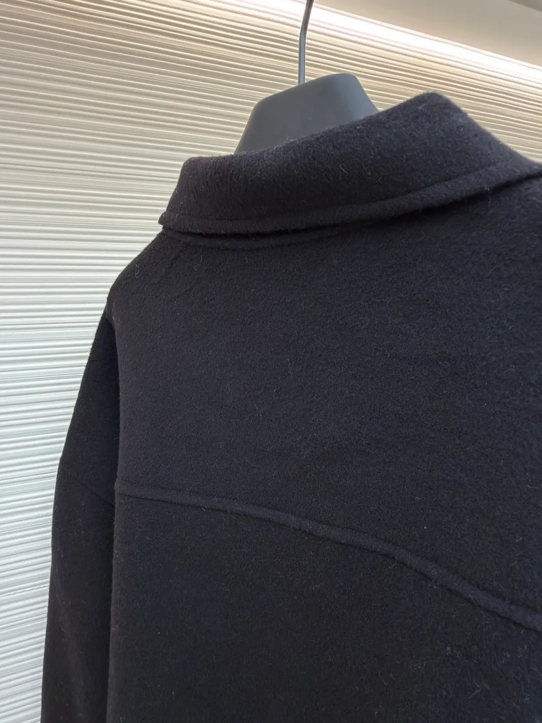 Acne Studios lapel zipper off-shoulder long-sleeved wool jacket ●Original version: Purchased and developed at 7499 ●Item number: 1681820-C85 ●Fabric: wool fabric ●Technology: Made on positioning cutting machine ●Color: black ●Version: fitted version ●Weight: about 1215 grams ●Size: 46-48-50 ●Description: Made of high-density wool blended fabric, treated with double-sided worsted spinning process, it feels soft and waxy and has good drape. The body adopts a hidden zipper + lapel design, with a neat neckline; the pockets on both sides have a welt structure and are decorated with buttons of the same color, with exquisite details. The overall shape is slightly loose, the hem is naturally curved, and the edges are reinforced with overlocking technology, which not only retains the soft texture of the fabric, but also improves the durability, and combines simple style with advanced craftsmanship. The overall wiring is straight and delicate, the fabric is comfortable and soft, and the color is consistent without color difference. It can be matched with the same style to create a fashionable look and control various occasions. Customized accessories, complete with three standards, same style for men and women!